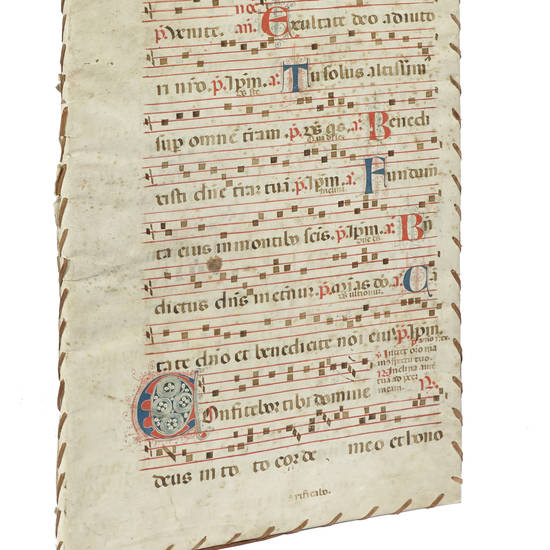 Legatura in pergamena da pagina di corale con note musicali e capilettera colorati. Sec. XVI°
