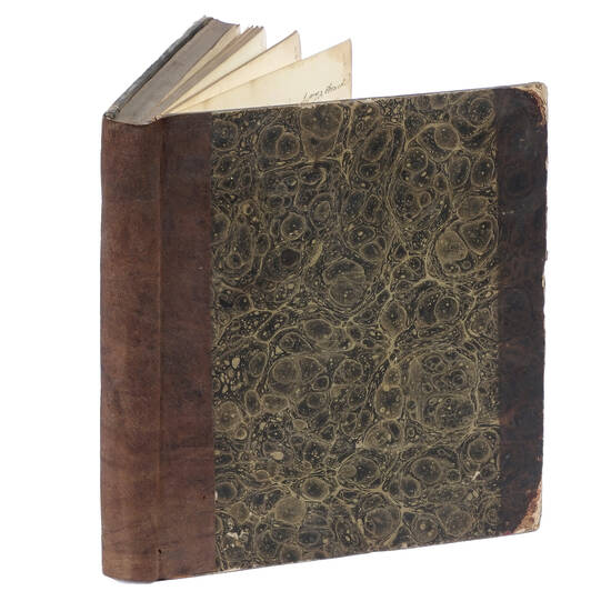 Album di circa 40 fra poesie, prose e lettere di diversi autori in lingua inglese e francese. Album di circa 40 fra poesie, prose e lettere di diversi autori in lingua inglese e francese.